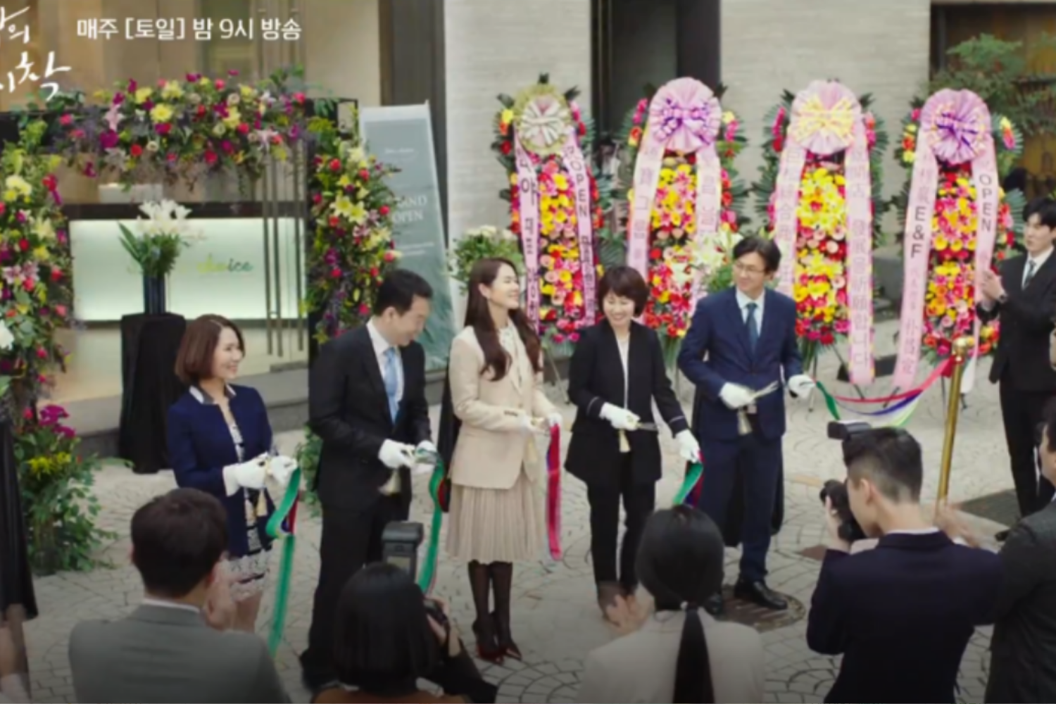 Lining up for the opening of a store in Crash Landing On You