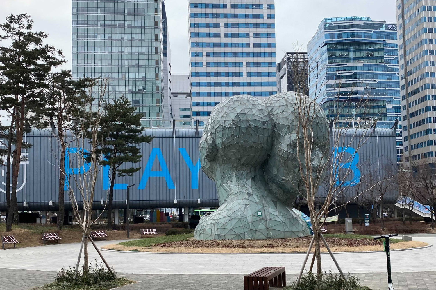 Sculpture of two heads close to DDMC office building