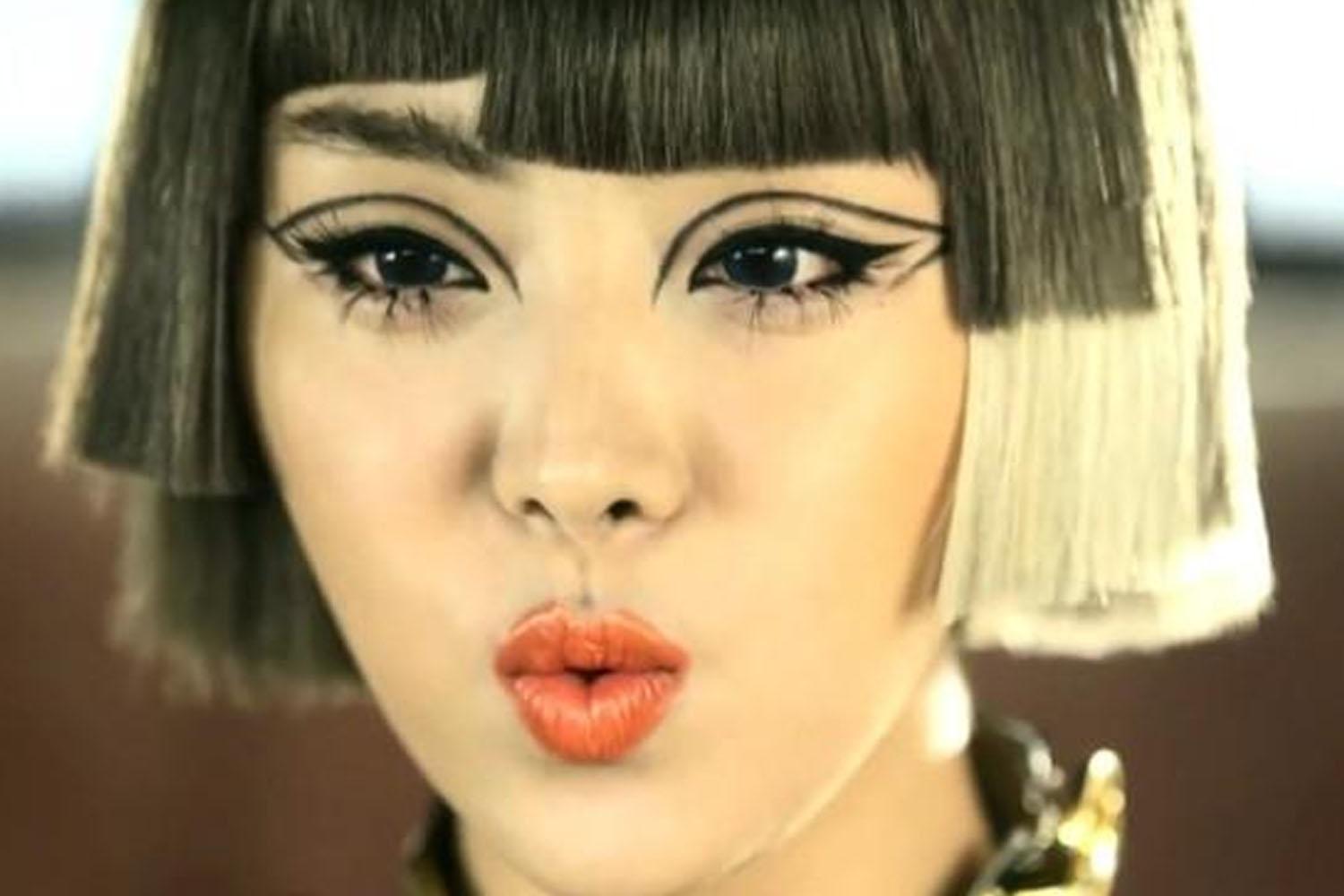 ทรงผมที่มีเอกลักษณ์ของนาชาจาก Brown Eyed Girl ผมสองสีและเลเยอร์ที่ไม่เท่ากัน