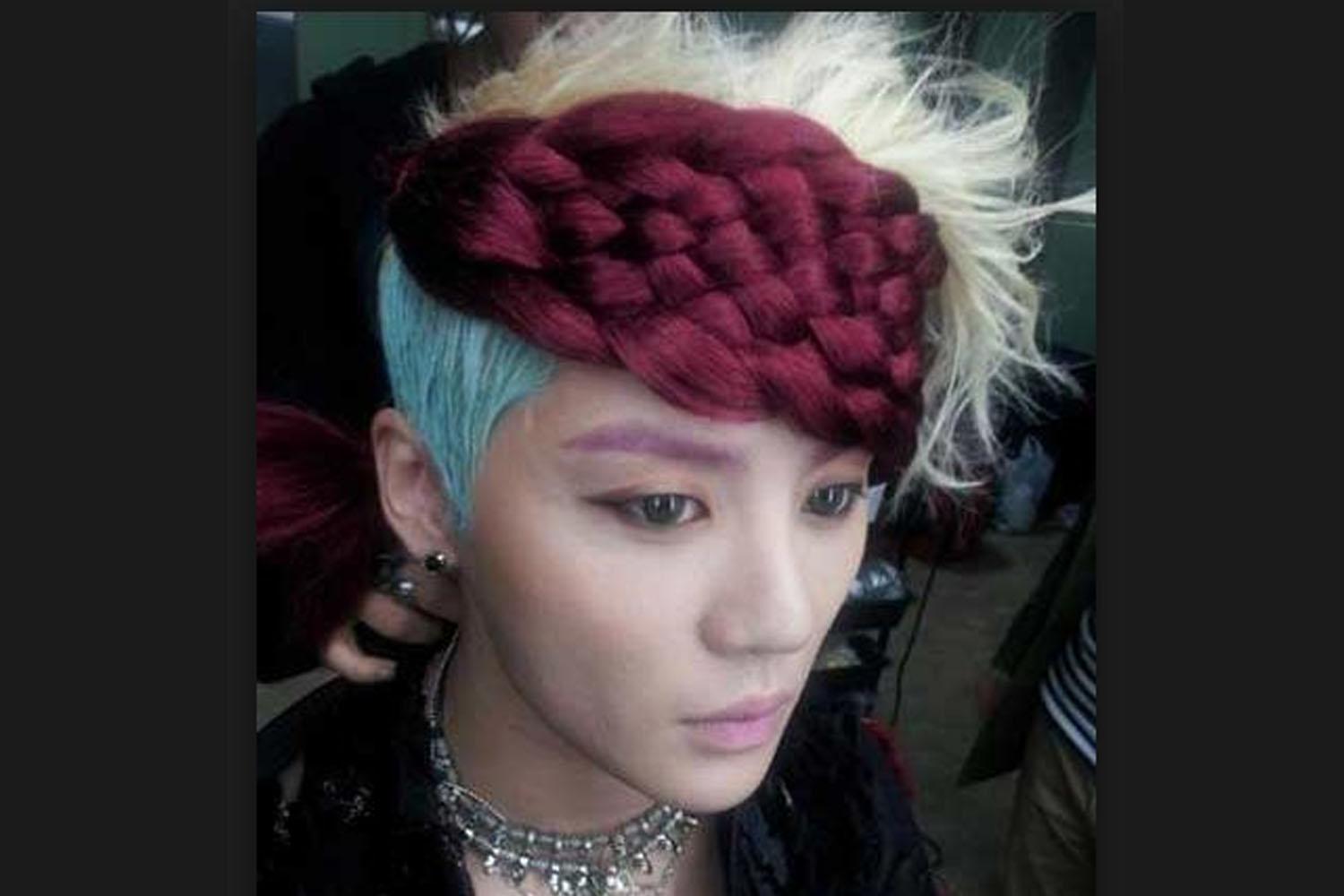 ทรงผมสุดแปลกของคิม จุนซูจาก JYJ โฉบด้วยผมเปียผสมสีสันคล้ายกับเอลซ่าและแอนนาจาก Frozen