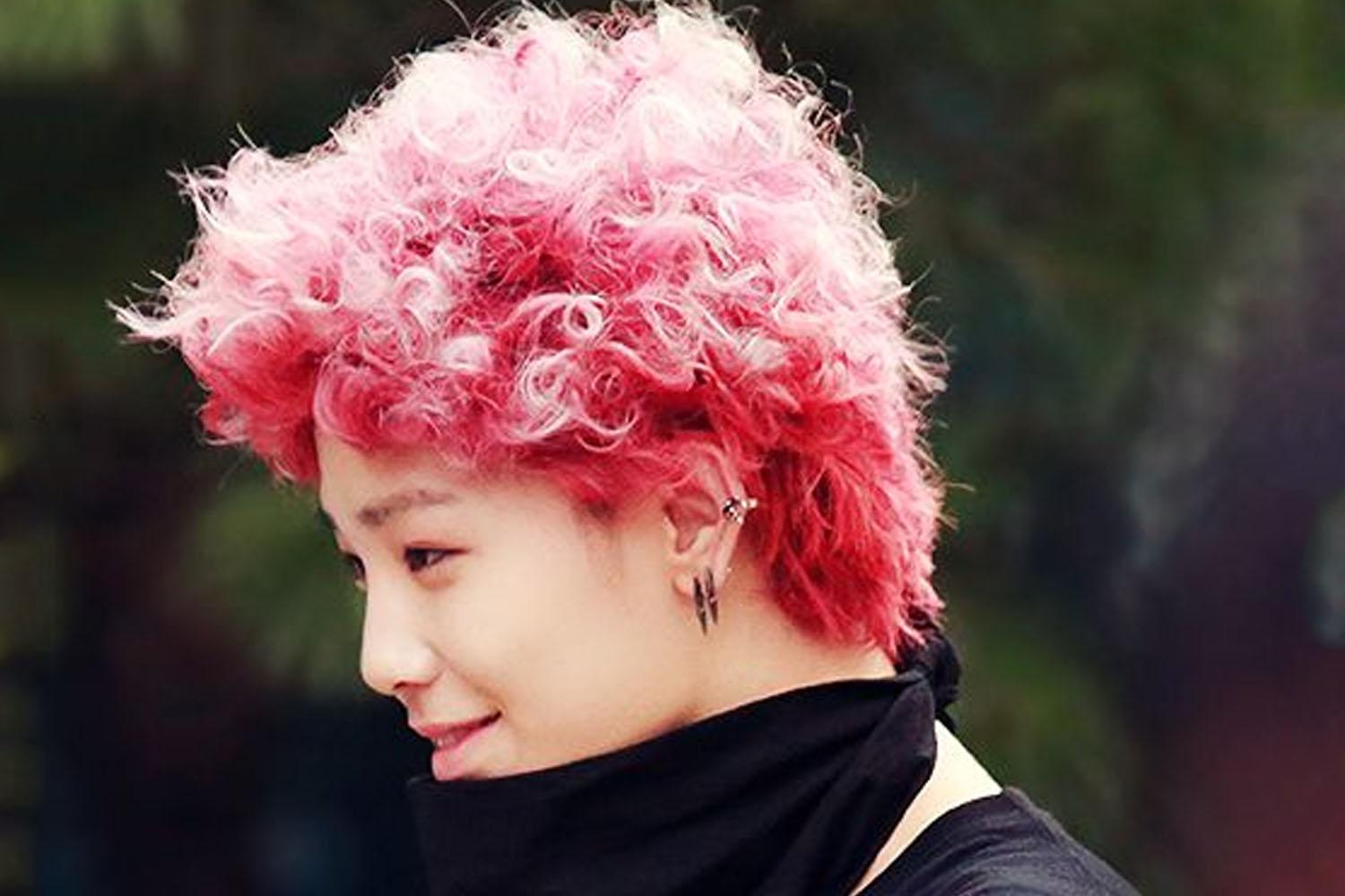 เจลโล่จาก B.A.P กับทรงผมสีชมพูฟูพองคล้ายกับสายไหม