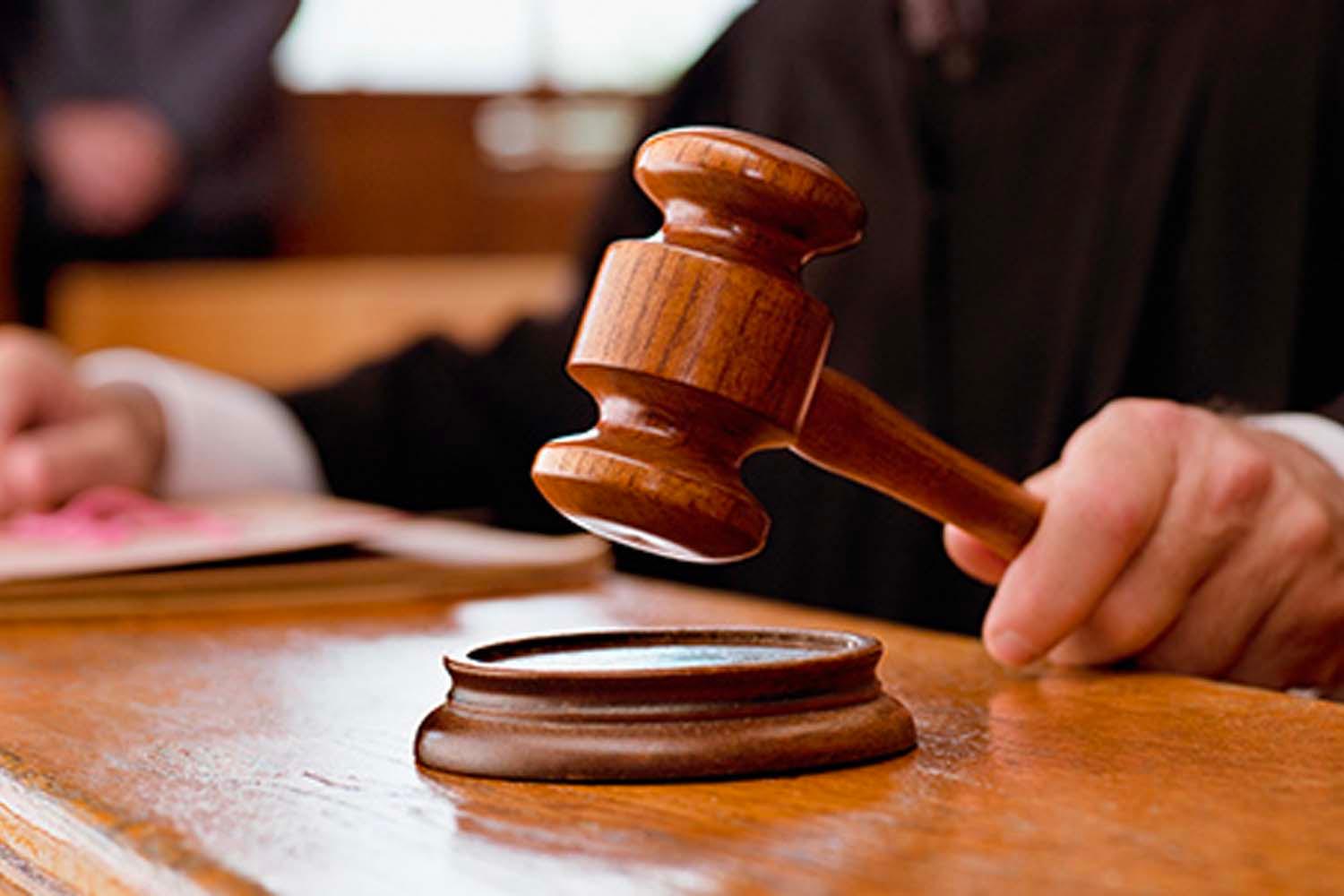 ค้อนของผู้พิพากษาที่วางอยู่บนโต๊ะไม้