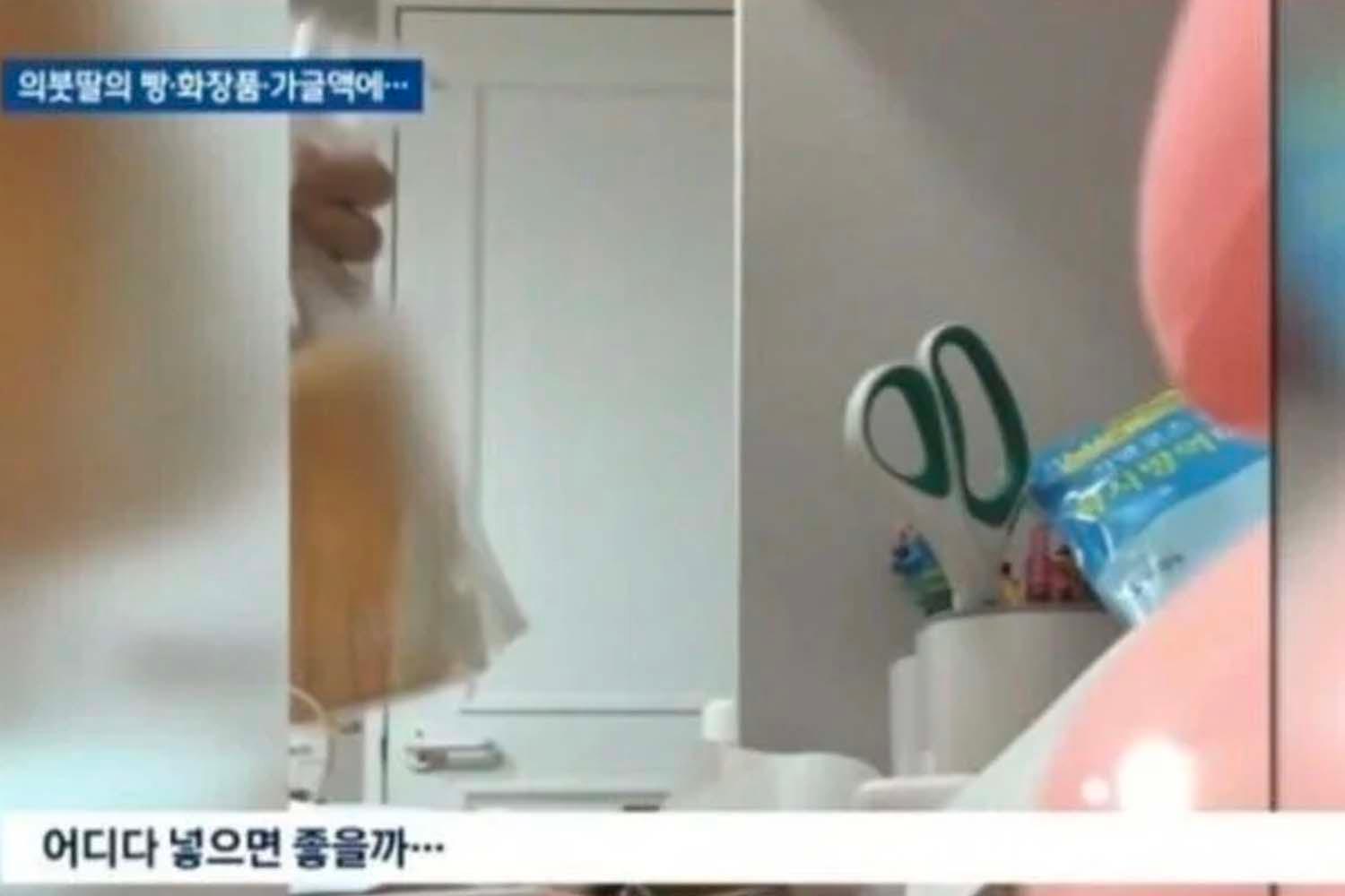 มือที่กำลังถือถุงที่ดูเหมือนใช้สำหรับเก็บของหรืออาหาร