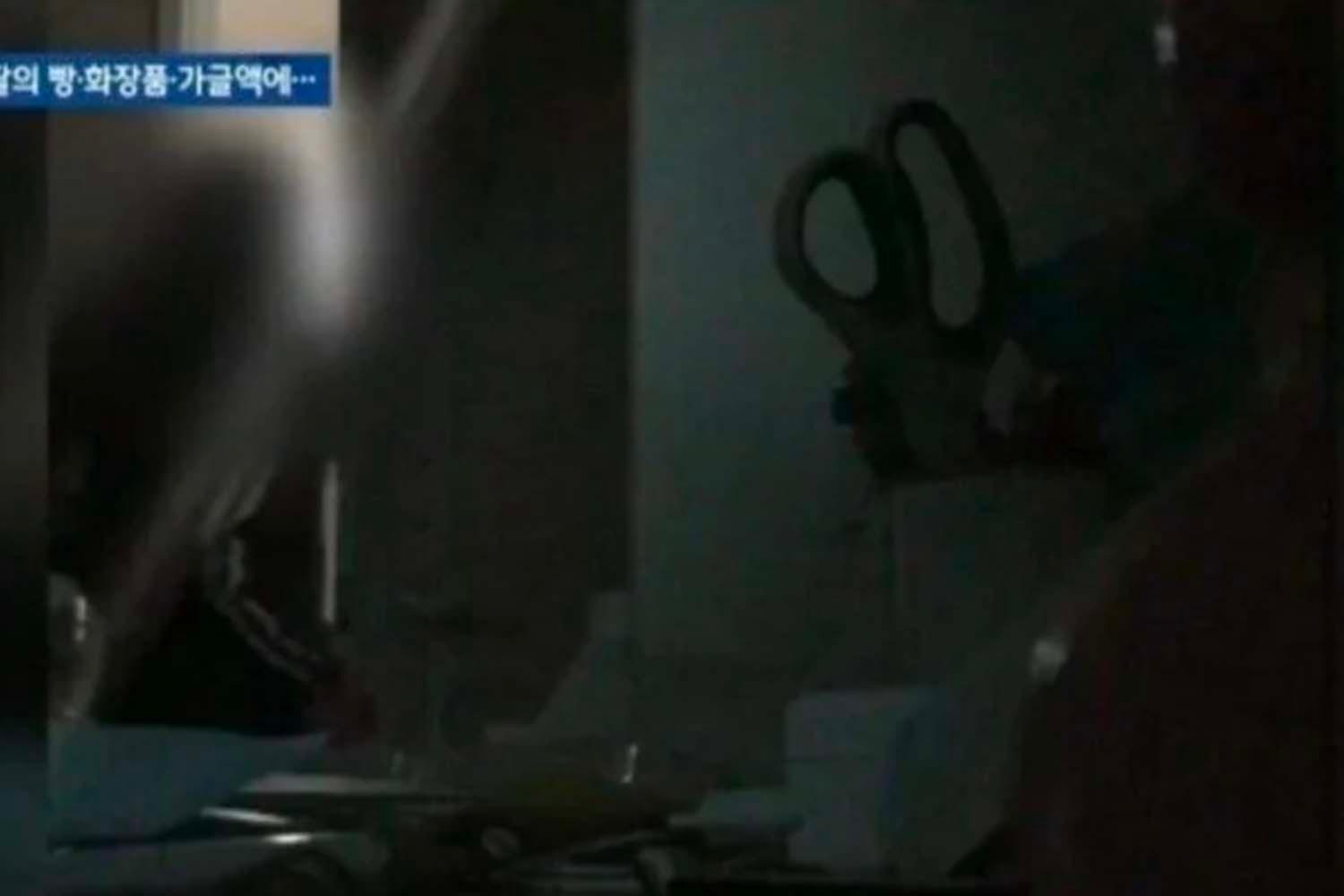 ภาพภายในห้องที่มีแสงสลัวและมีสิ่งของอยู่ที่โต๊ะทางด้านขวา