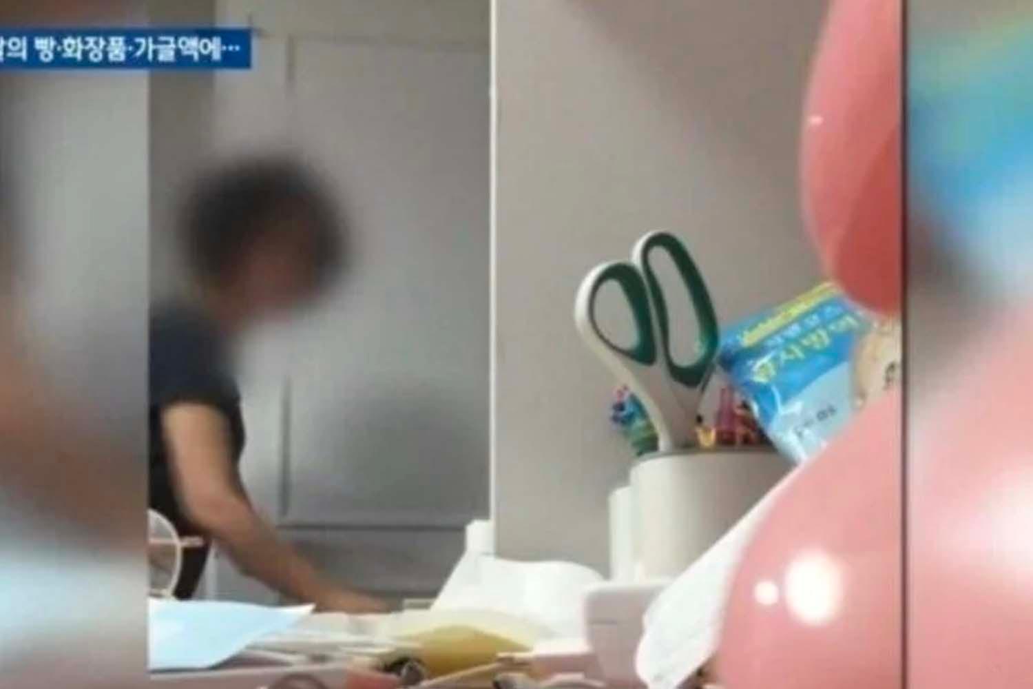 ห้องที่มีสิ่งของทางด้านขวาของภาพและใครบางคนยืนอยู่ข้างในห้อง