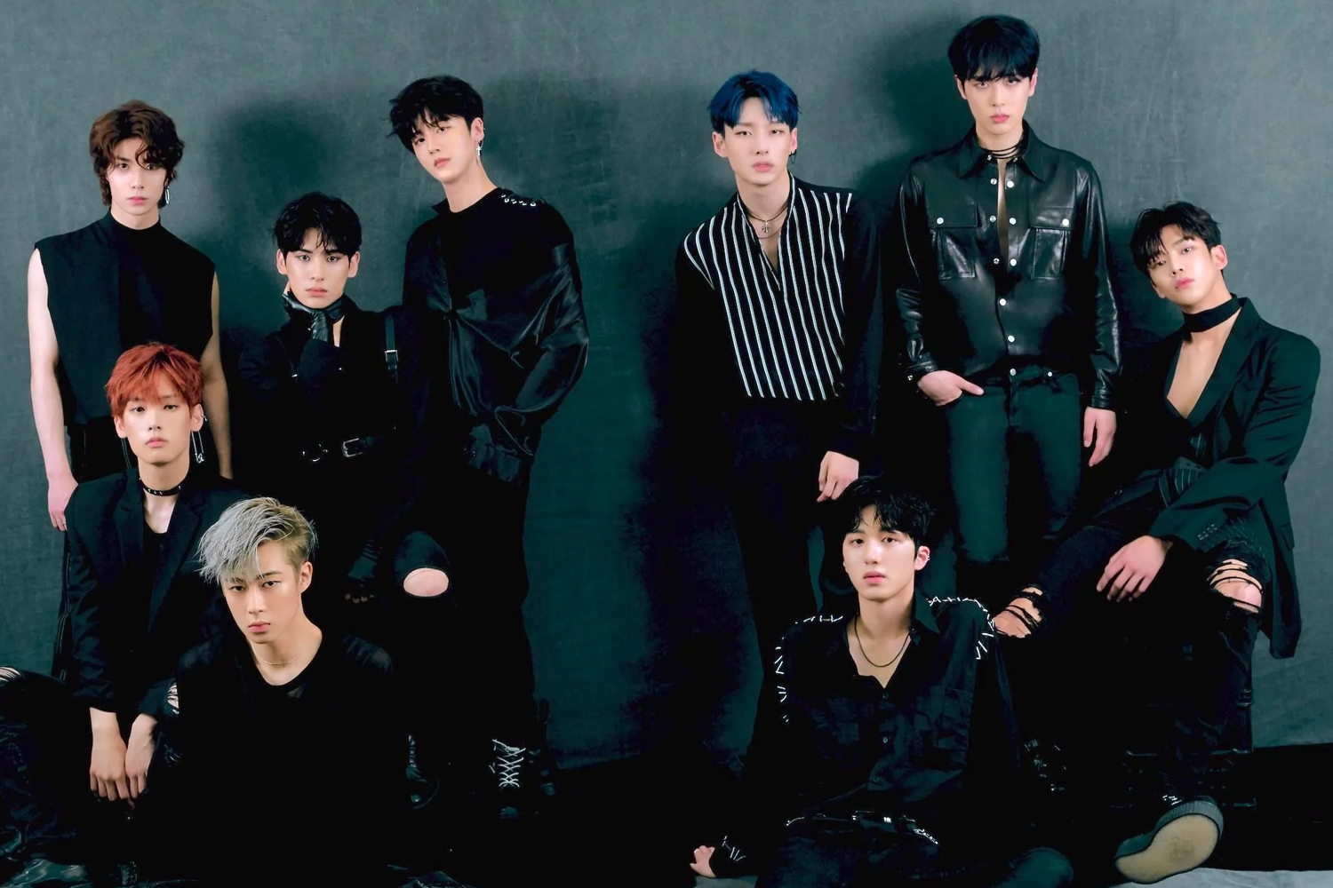 SF9在《KINGDOM》节目中的团体照片，整体服装为黑色系。