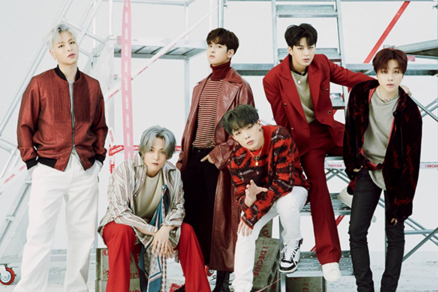 iKON在《KINGDOM》节目中的团体照，穿着红色系服装。