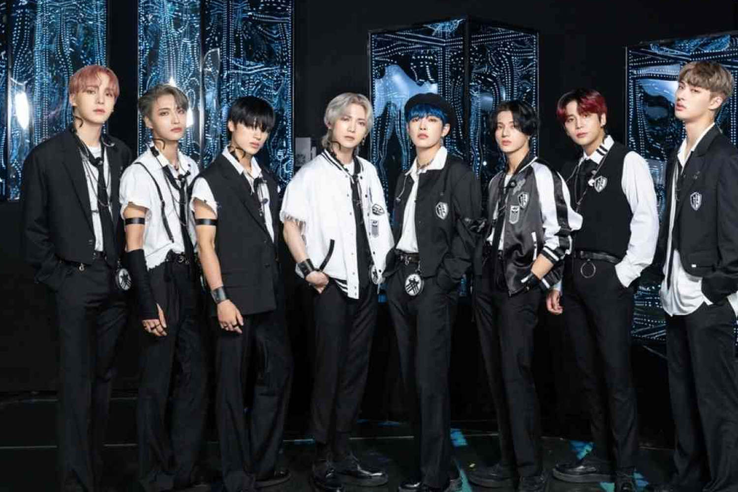 ATEEZ在《KINGDOM》节目中的团体照，站在潮流背景前。