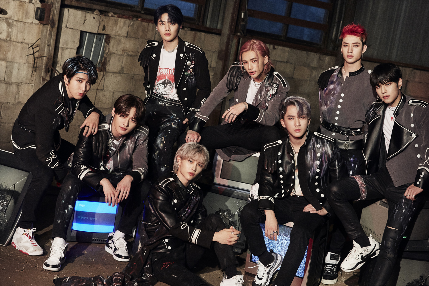 Stray Kids在《KINGDOM》节目中的团体照片，背景为工业风格。