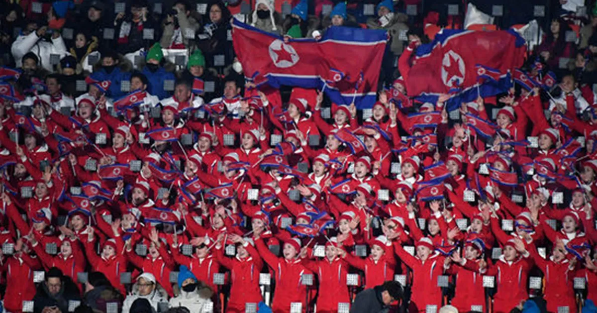 北韩民众在大型体育赛事上挥舞国旗庆祝