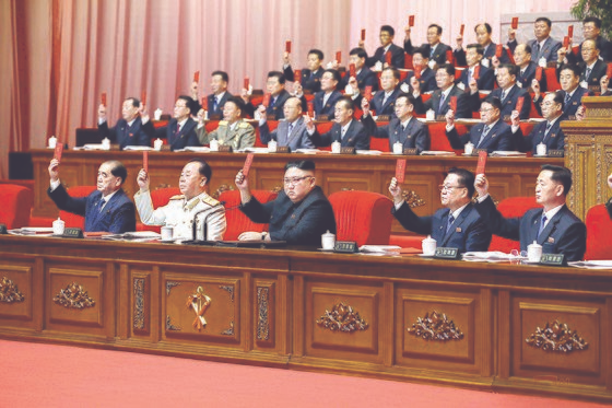 北韩劳动党会议现场，多名官员举手表决