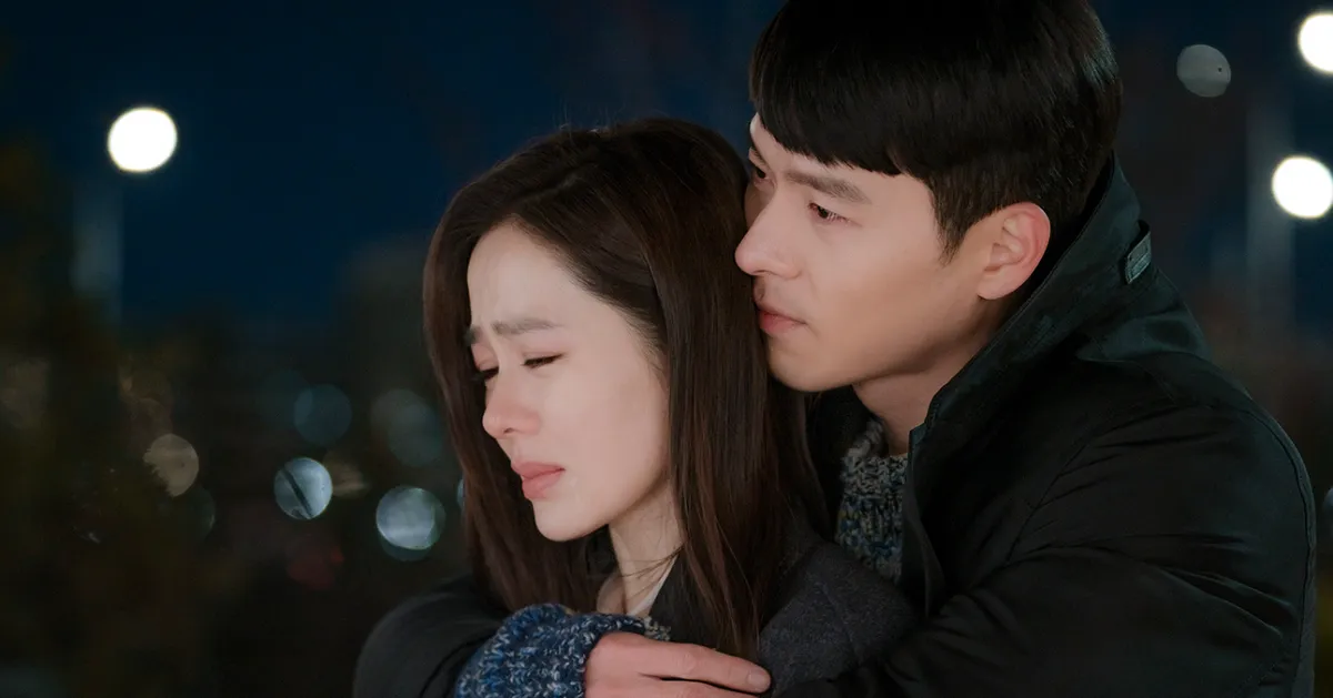 脱北电视剧《爱的迫降》中的一幕，男女角色相拥
