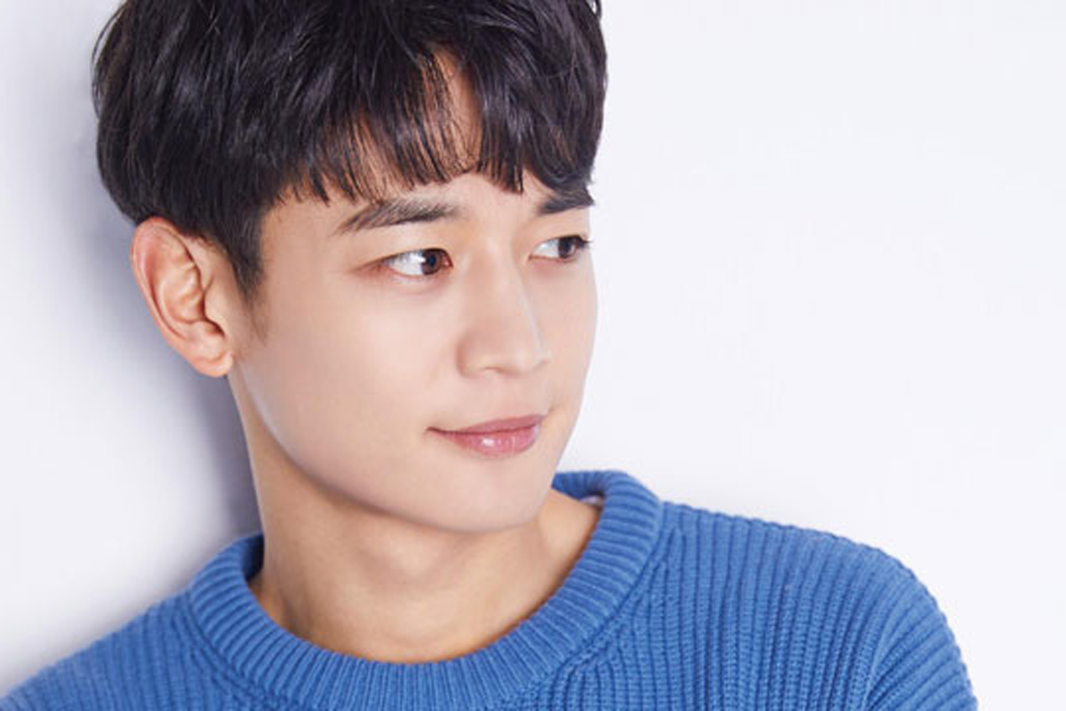 SHINee 成員 珉豪 身穿藍色毛衣，置身於簡單的背景中，展現出清爽的氣質。「Creatrip」提供