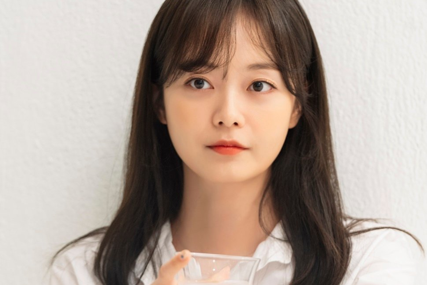 韓國演員 全昭旻 穿著白色襯衫，手握著一杯飲料，在白色背景下微笑，給人一種清新的感覺。「Creatrip」提供