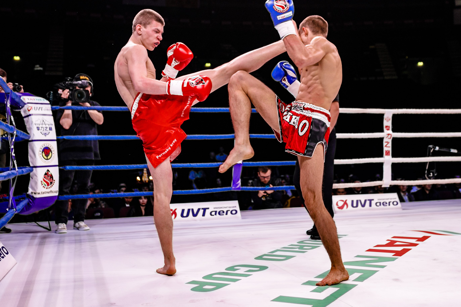 韓國流行的踢拳比賽，兩位拳擊手在擂台上進行激烈的踢拳對決，強調燃燒卡路里和解壓。