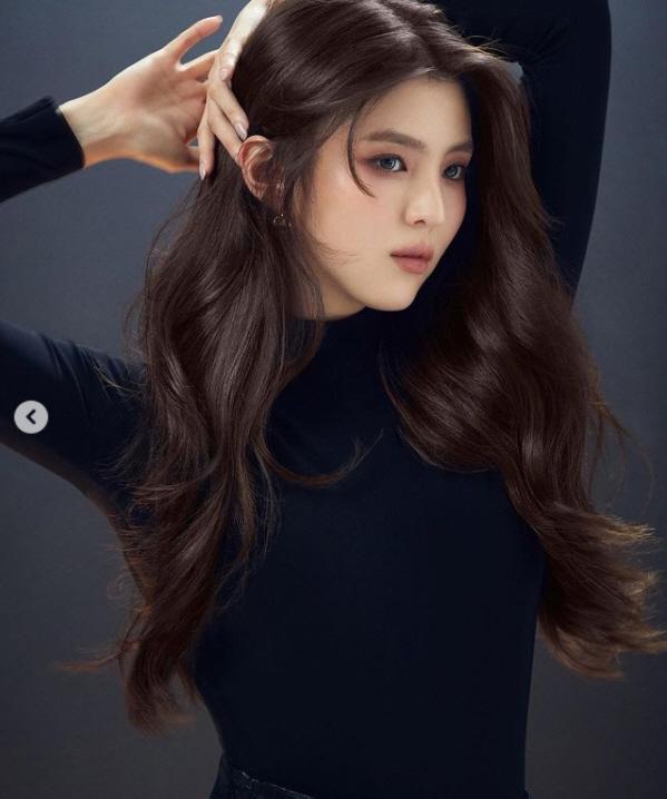 ハン・ソヒがドラマ『アンダーカバー』の撮影をしている画像。彼女はアクションシーンでの過労と負傷により、救急室に運ばれることになった。