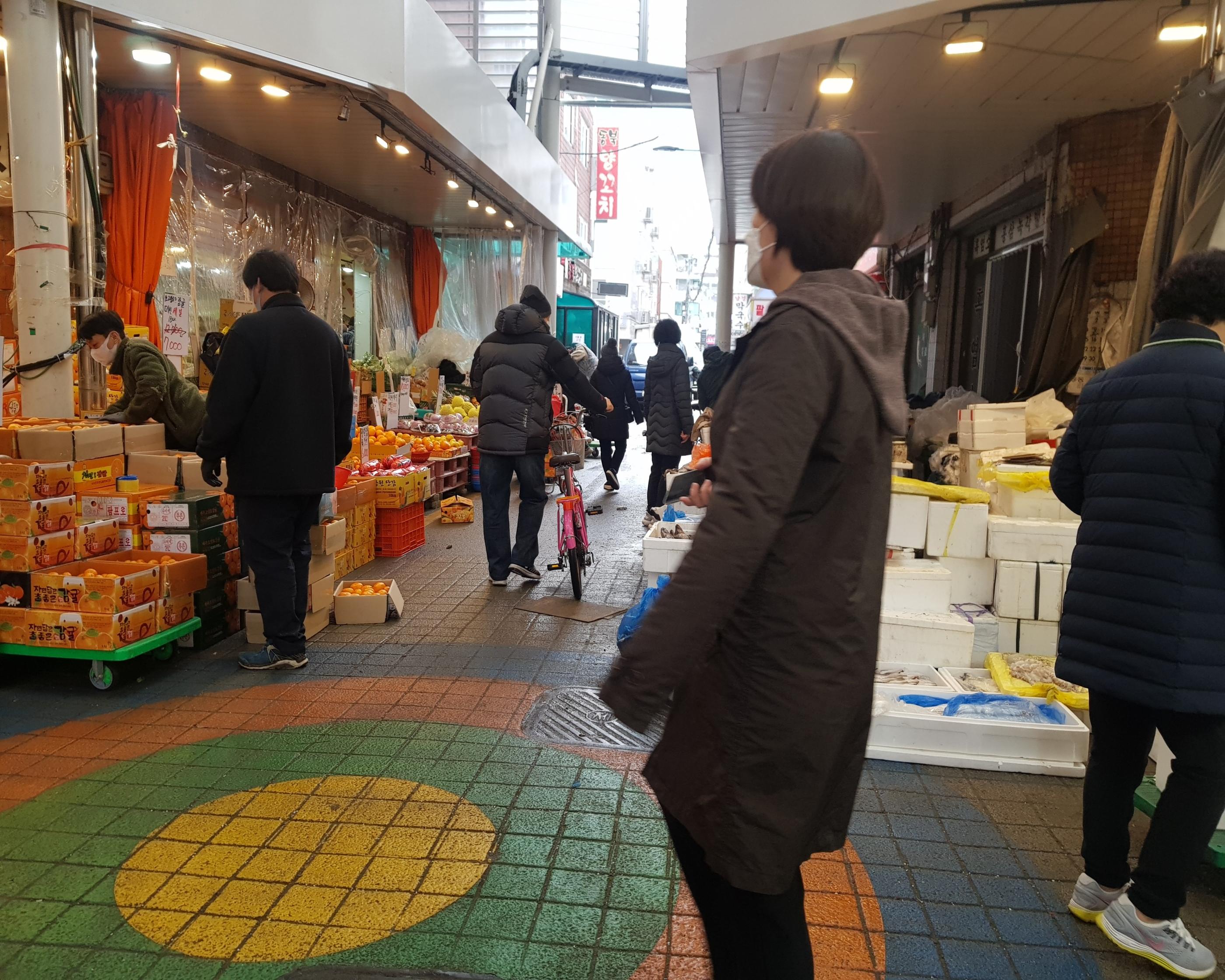 韓国文化、韓国の果物、韓国のみかん、韓国の市場、韓国市場、韓国の餃子、マンドゥ、韓国のゴム手袋、ソルコジ、パンチャン、韓国のおかず