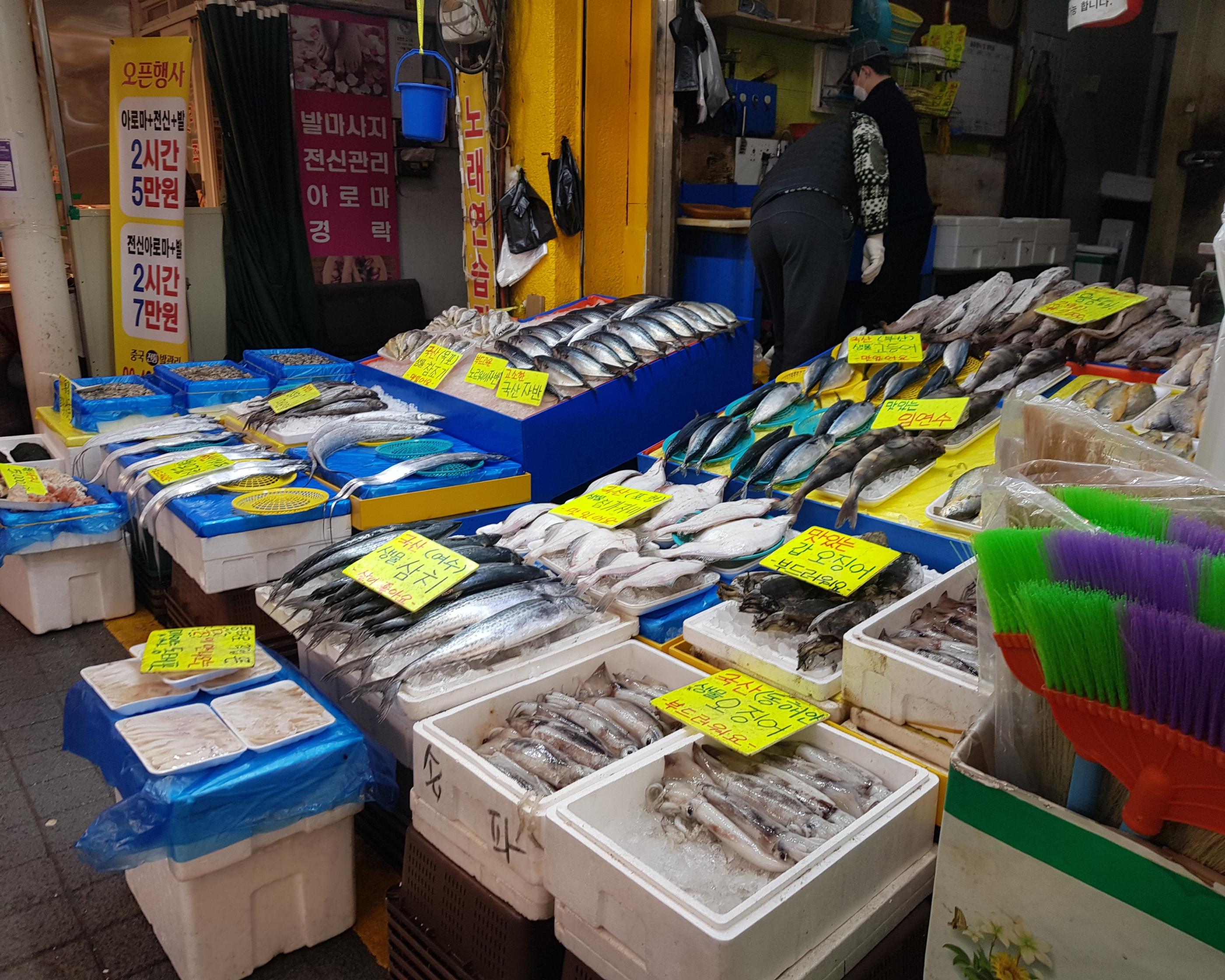 韓国文化、韓国の果物、韓国のみかん、韓国の市場、韓国市場、韓国の餃子、マンドゥ、韓国のゴム手袋、ソルコジ、パンチャン、韓国のおかず