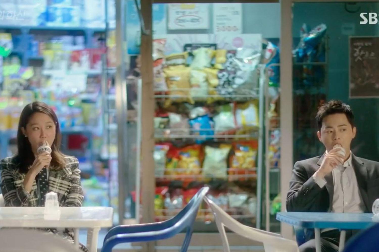 ร้านสะดวกซื้อที่เกาหลีเกือบทุกร้านจะมีที่นั่งบริการทั้งแบบในร้านและนอกร้าน 