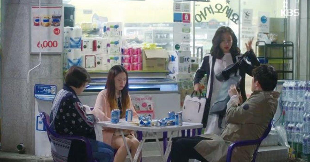 ลูกค้ากำลังนั่งดื่มเครื่องดื่มและพูดคุยกันที่โต๊ะภายในร้านสะดวกซื้อเกาหลี มุมสบาย ๆ ในการพักผ่อนจากการเดินทาง