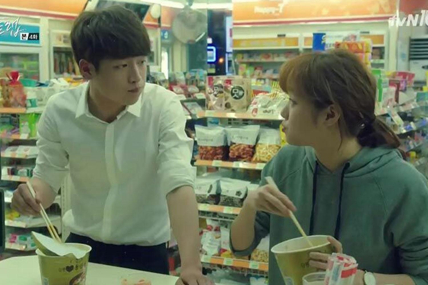 ร้านสะดวกซื้อที่เกาหลีเกือบทุกร้านจะมีที่นั่งบริการทั้งแบบในร้านและนอกร้าน 