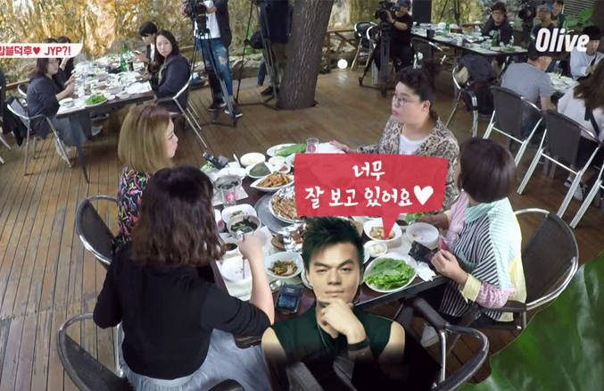 韓國名人們在JYP娛樂食堂外聚會，享用美食