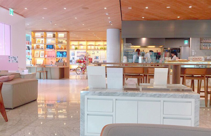 SMTOWN & CAFE的內部裝潢和設計，以及提供各種菜色