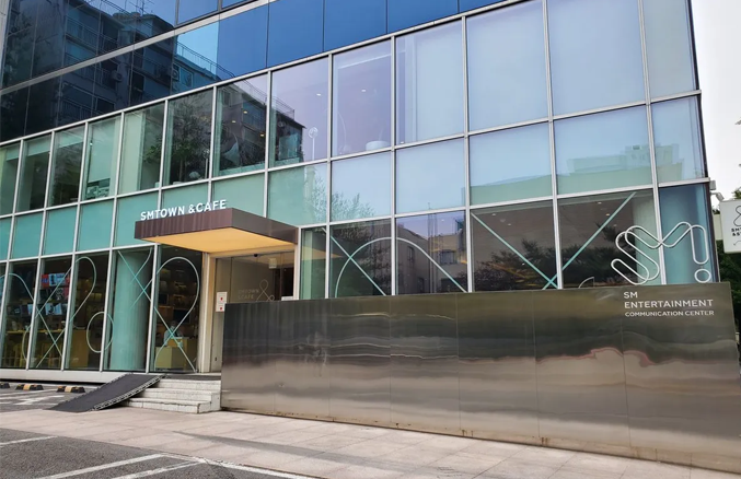 位於清潭洞的SMTOWN & CAFE外觀，方便對外營運