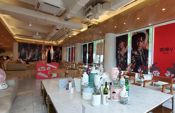 SMTOWN & CAFE提供的多樣化餐點，包括飲品和小吃