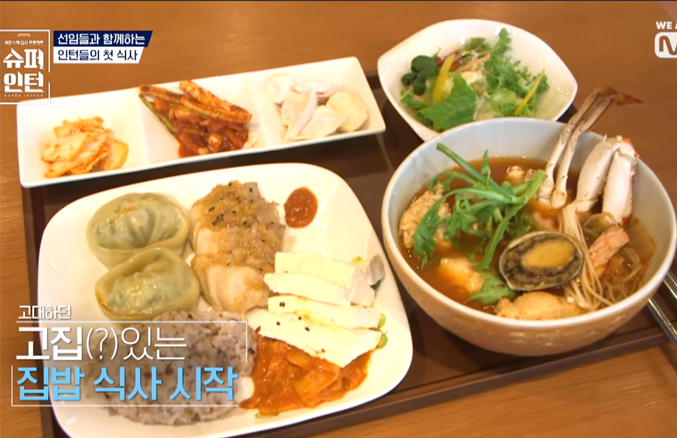 韓國藝人和公司職員正在JYP娛樂內享用有機食堂的美味餐點