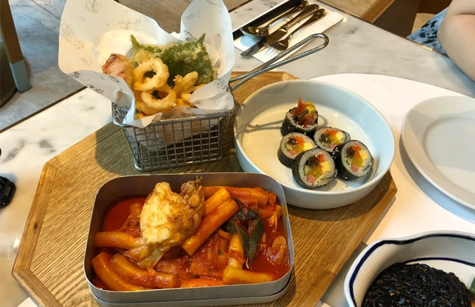 SM娛樂公司SMTOWN & CAFE內的多樣飲品和美食選擇