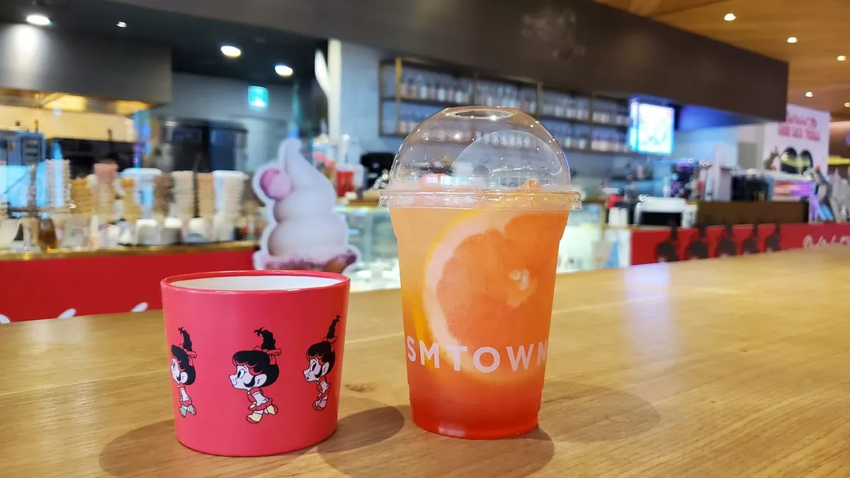 SMTOWN & CAFE中華麗的室內佈置，歡迎藝人和粉絲參觀