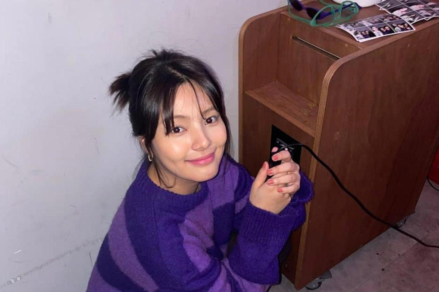 นักแสดงสาวซองยูจองกำลังทำท่านิ้วหัวใจแสดงความรักซึ่งเป็นท่าทางยอดนิยมในเกาหลีใต้