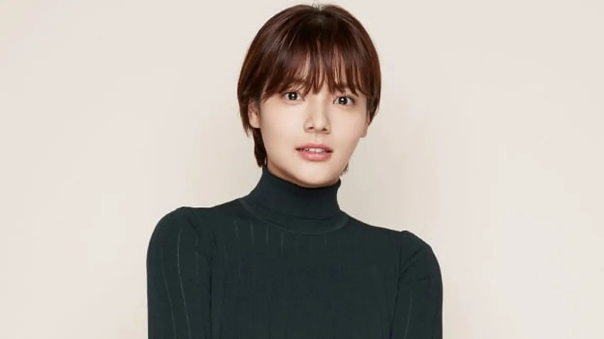 หญิงสาวในชุดสีดำทั้งลำตัว โพสท่ายืนสำหรับถ่ายภาพโปรไฟล์