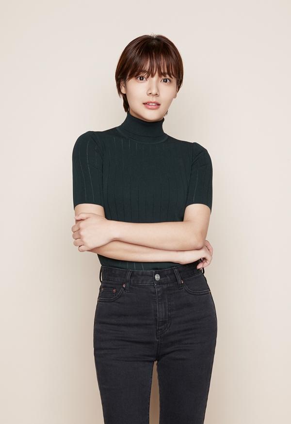 ソン・ユジョン、薄手の長袖トップスとデニムパンツを着用しているファッションスタイルのポートレート