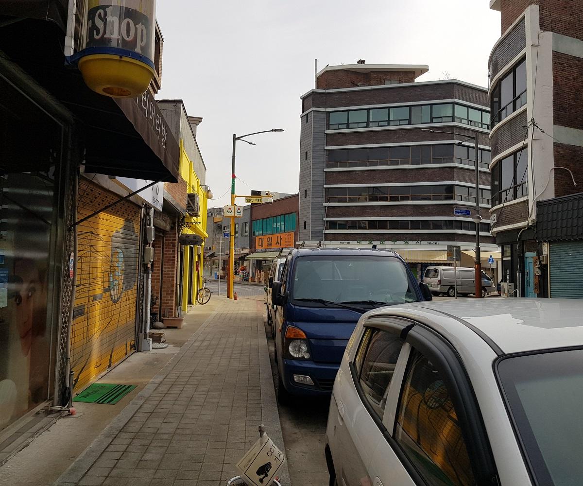 有名な韓国ドラマ「トッケビ」のシーンが撮影された仁川の通り。昔ながらの雰囲気が漂う街並みを散策。