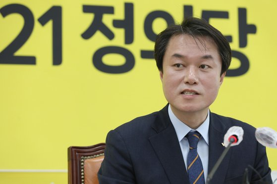 韩国正义党成员在党魁金钟哲性骚扰事件后的新闻发布会上。
