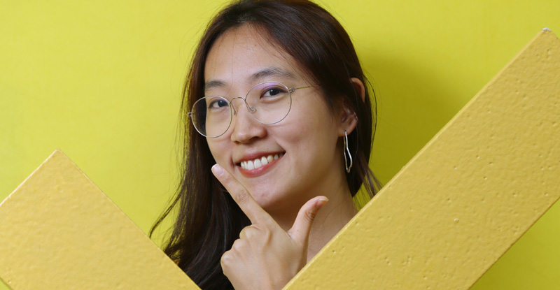 韩国正义党议员张惠英，黄色背景。