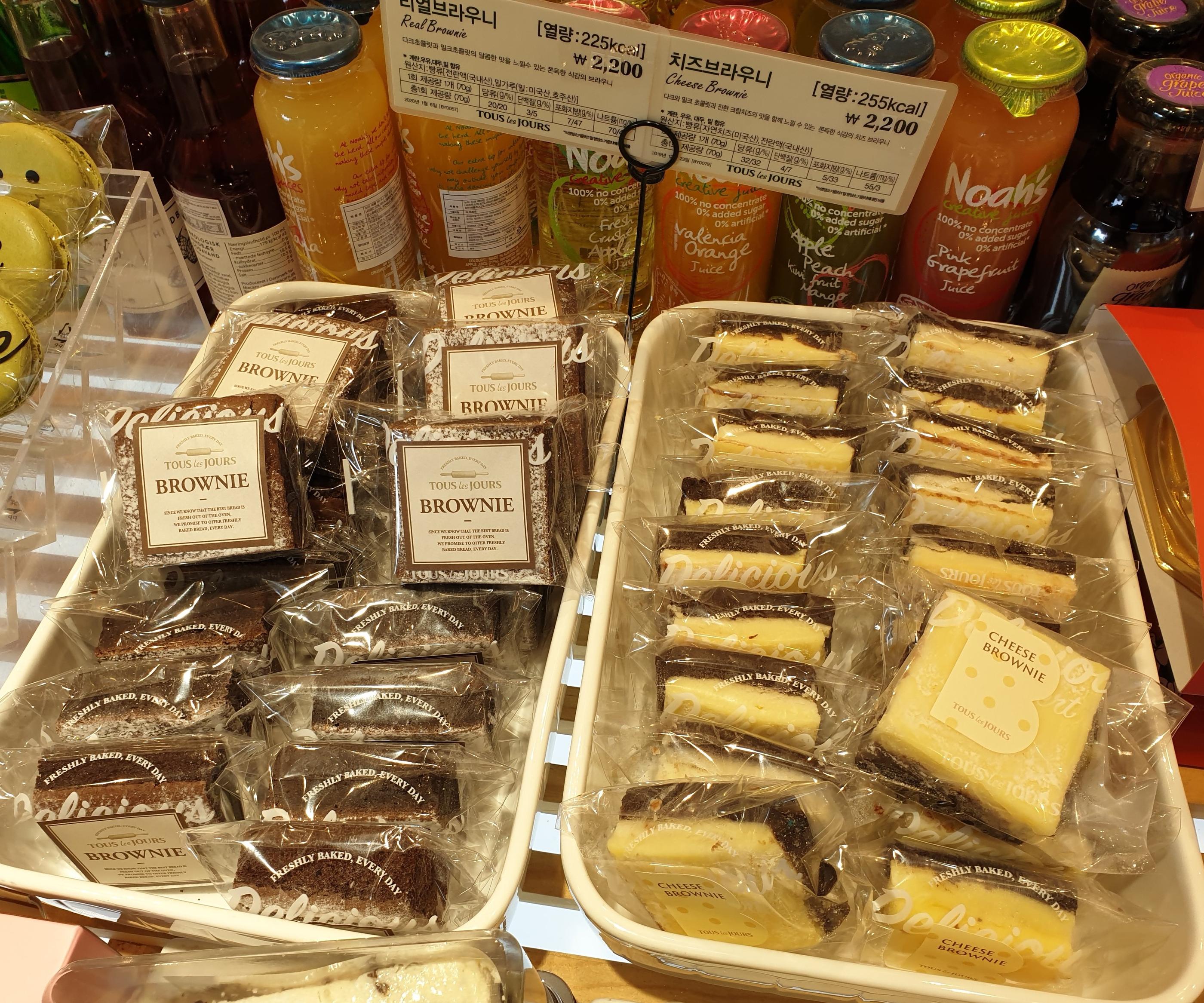 トゥレジュールの人気ブラウニーとジュースのグローバルベーカリーアイテム。