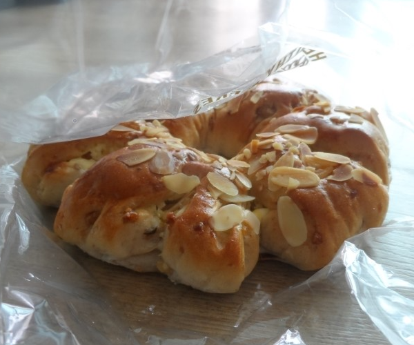 アーモンドがトッピングされたクリームチーズとクルミ入りパンの韓国ベーカリー人気メニュー。