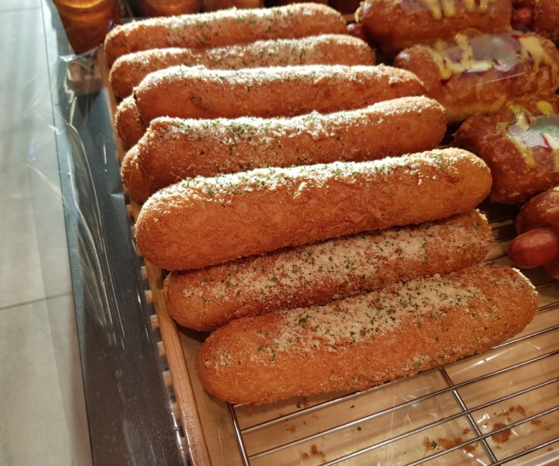 サクサクの衣にジャガイモムースとチーズを詰め込んだ韓国のパリバケットパンメニュー。