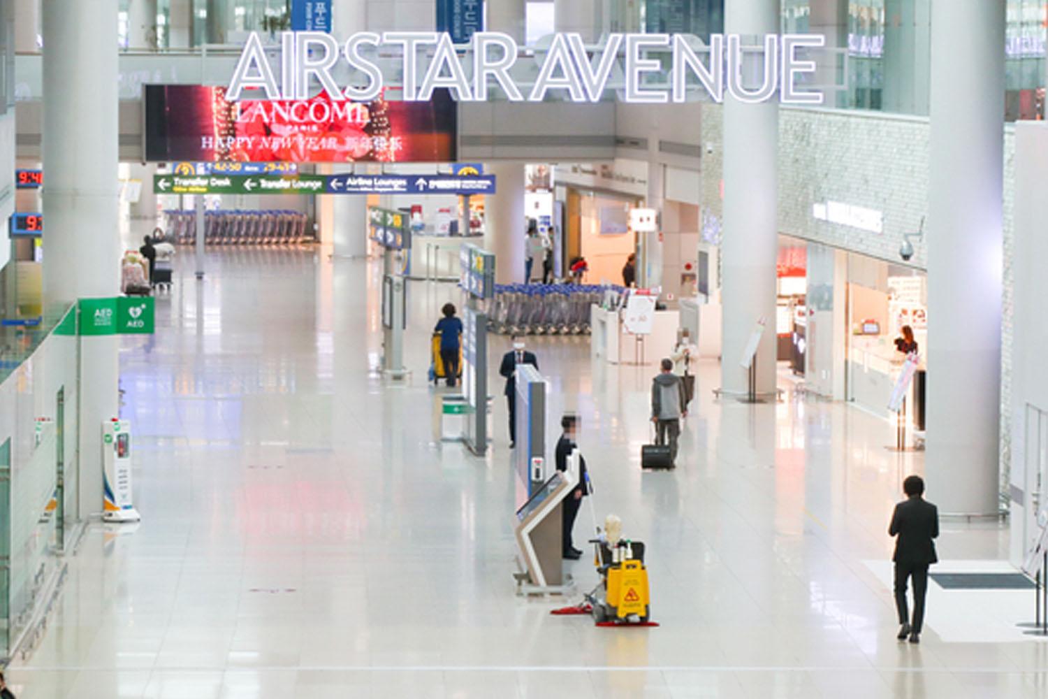 สนามบินในเกาหลีใต้ที่มีผู้คนเดินไม่มาก เนื่องจากผลกระทบจากสถานการณ์โควิด-19