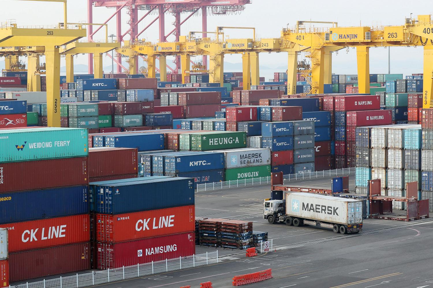 ท่าเรือขนส่งในเกาหลีใต้ที่เต็มไปด้วยตู้คอนเทนเนอร์เตรียมเพื่อส่งออกสินค้า