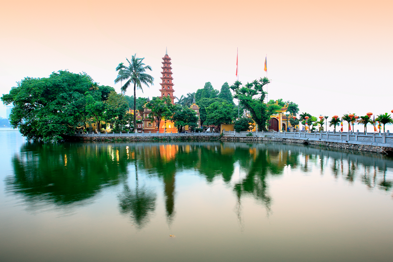 越南河內市的著名湖區，樹木茂盛，一座古老的佛塔和寺廟倒影水中，吸引韓國旅客的文化旅遊景點之選。