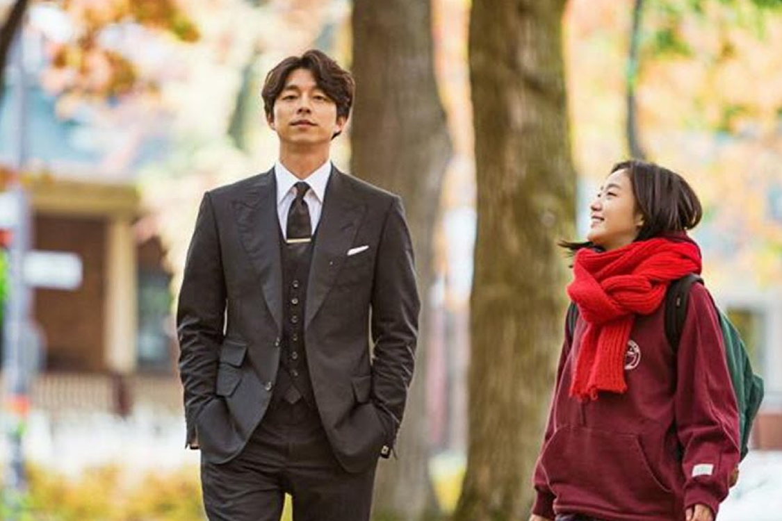 《鬼怪》剧照，秋天的街道上男士西装与女士围巾，充满浪漫与神秘氛围