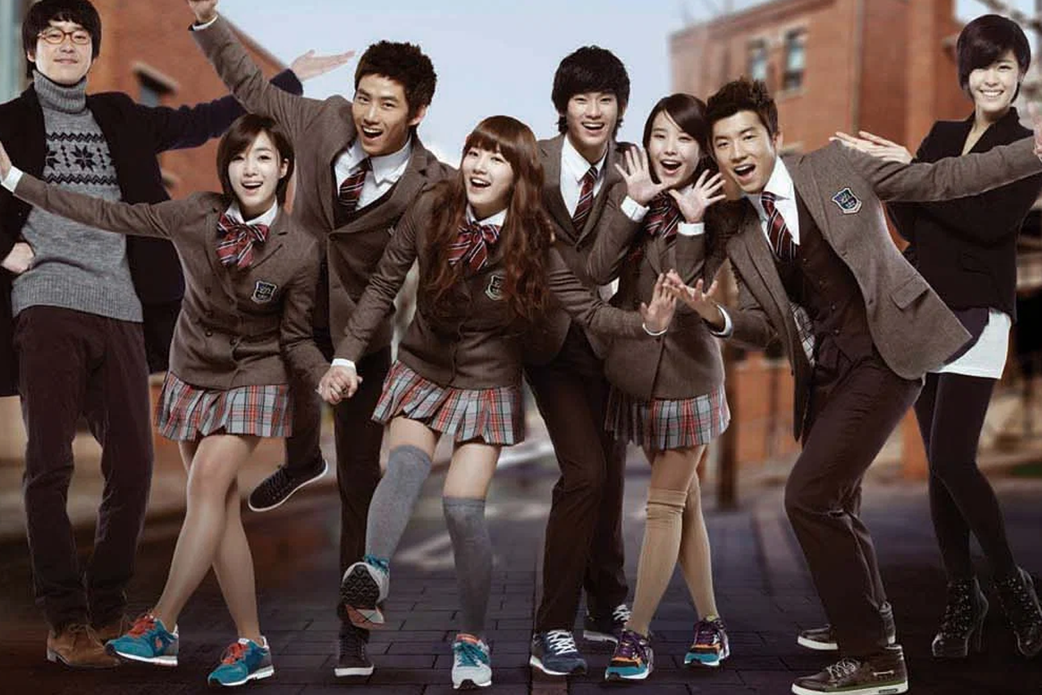 《梦想起飞Dream High》剧照，青春活力校园合照，显示团队精神和努力追梦