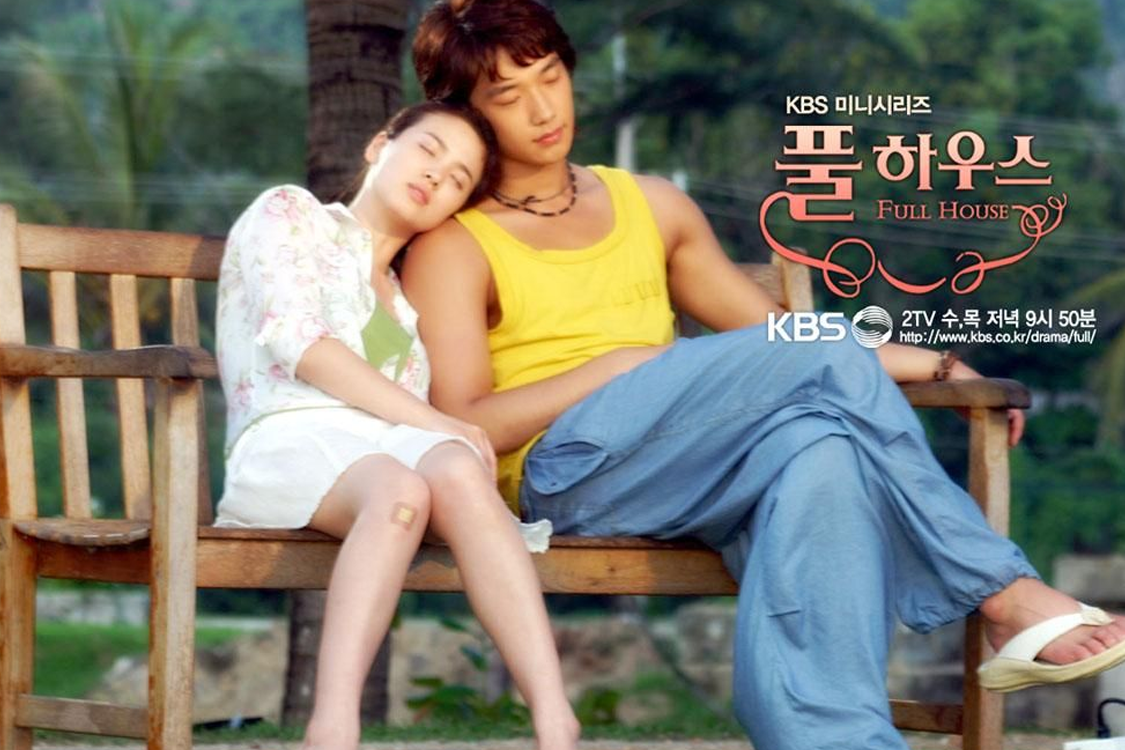 《浪漫满屋》剧照，山顶平台情侣浪漫坐姿，强调爱情与自然的结合