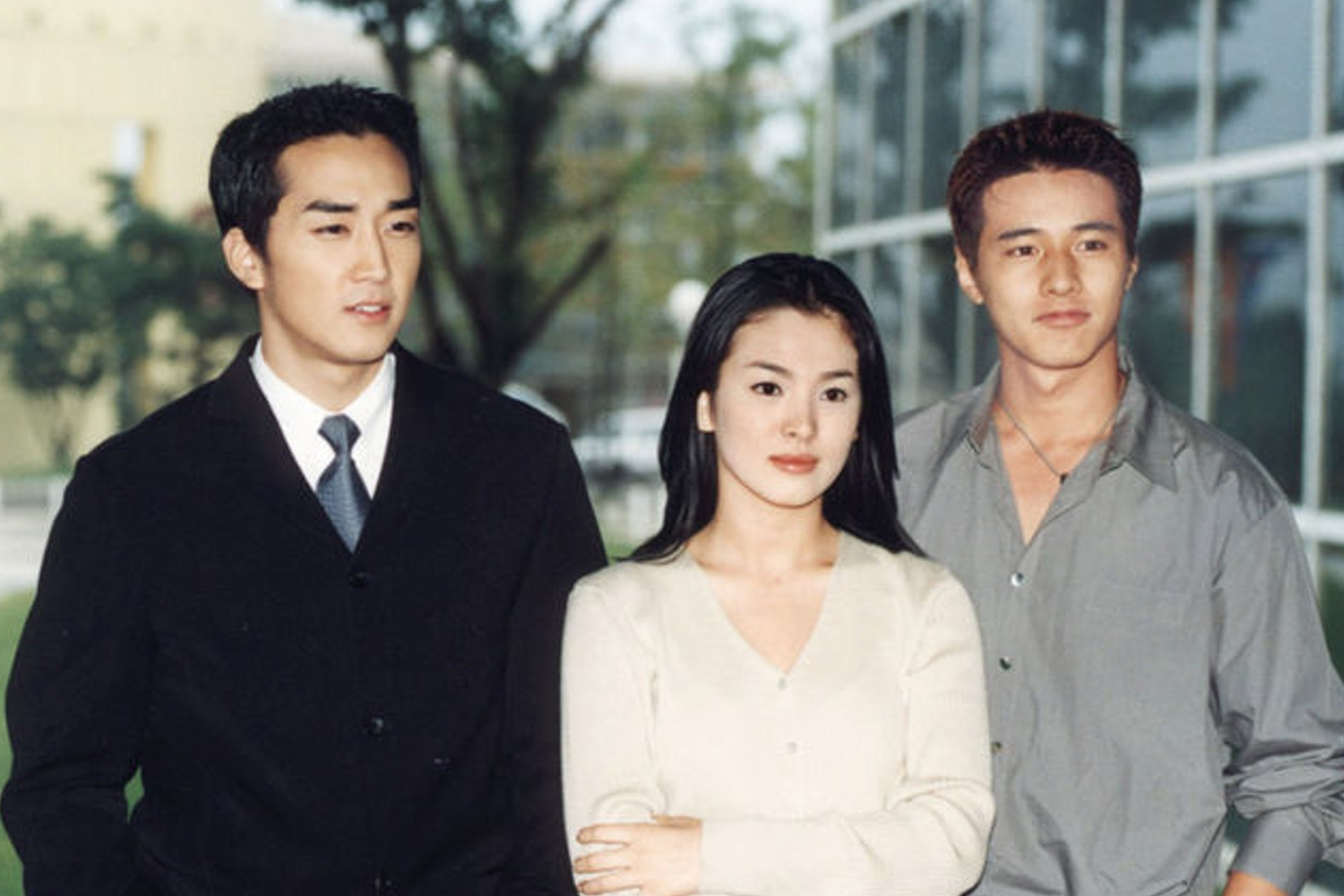 《蓝色生死恋》剧照，两位演员在室外的经典设定，传递感人的爱情故事