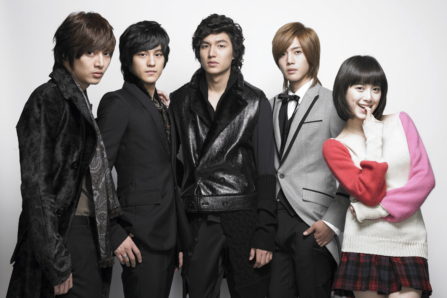 《花样男子》剧照，五位年轻演员摆出时尚姿势，展示奢华与戏剧性