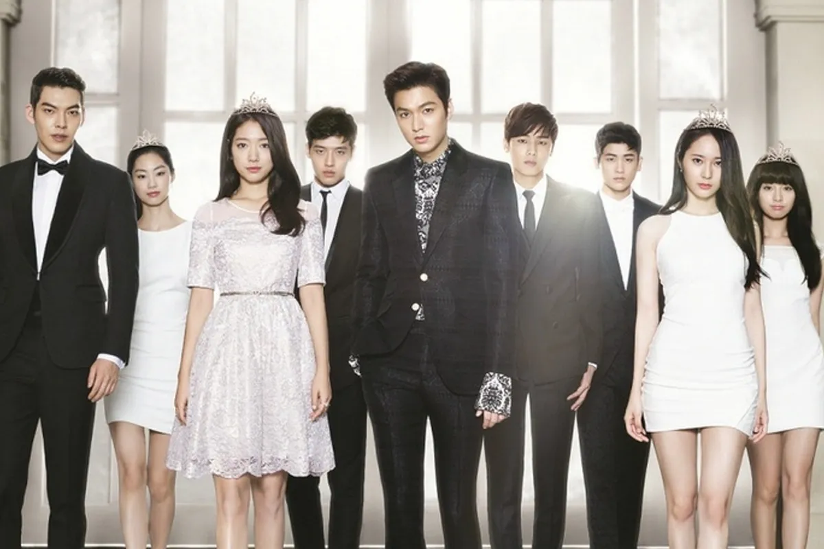 《继承者们》剧照，现代时尚人群走在大理石地板上，突出剧中人物的兼容性与戏剧性